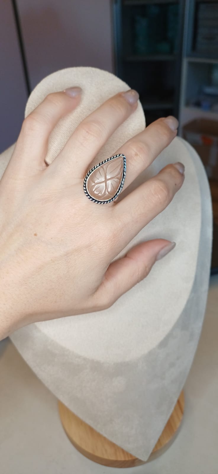 Anello Modello Vintage con Pietra di Luna Pesca – Fascino Lunare in Pietra Naturale Intagliata - immagine 2