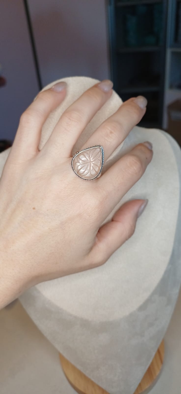Anello Modello Vintage con Pietra di Luna Pesca – Fascino Lunare in Pietra Naturale Intagliata - immagine 2