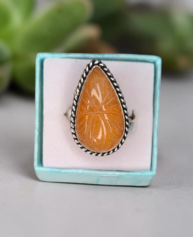 Anello Modello Vintage con Pietra di Luna Pesca – Fascino Lunare in Pietra Naturale Intagliata