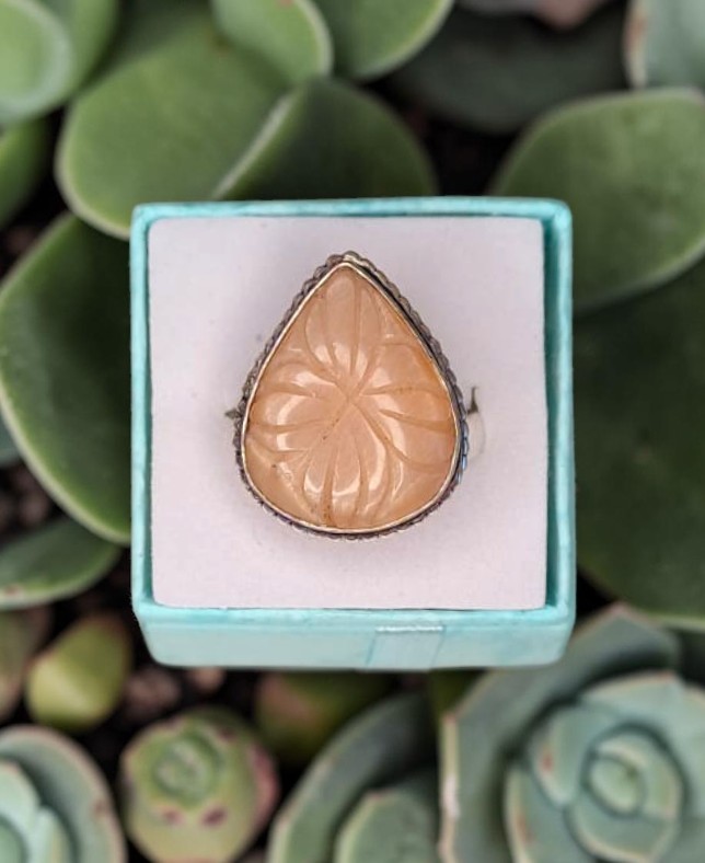 Anello Modello Vintage con Pietra di Luna Pesca – Fascino Lunare in Pietra Naturale Intagliata