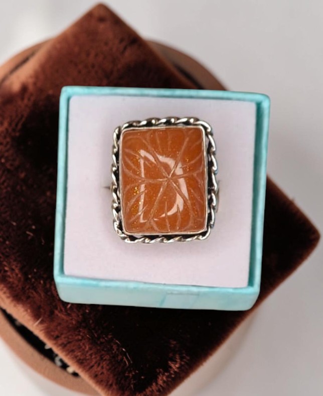 Anello Modello Vintage con Pietra di Luna Pesca – Fascino Lunare in Pietra Naturale Intagliata