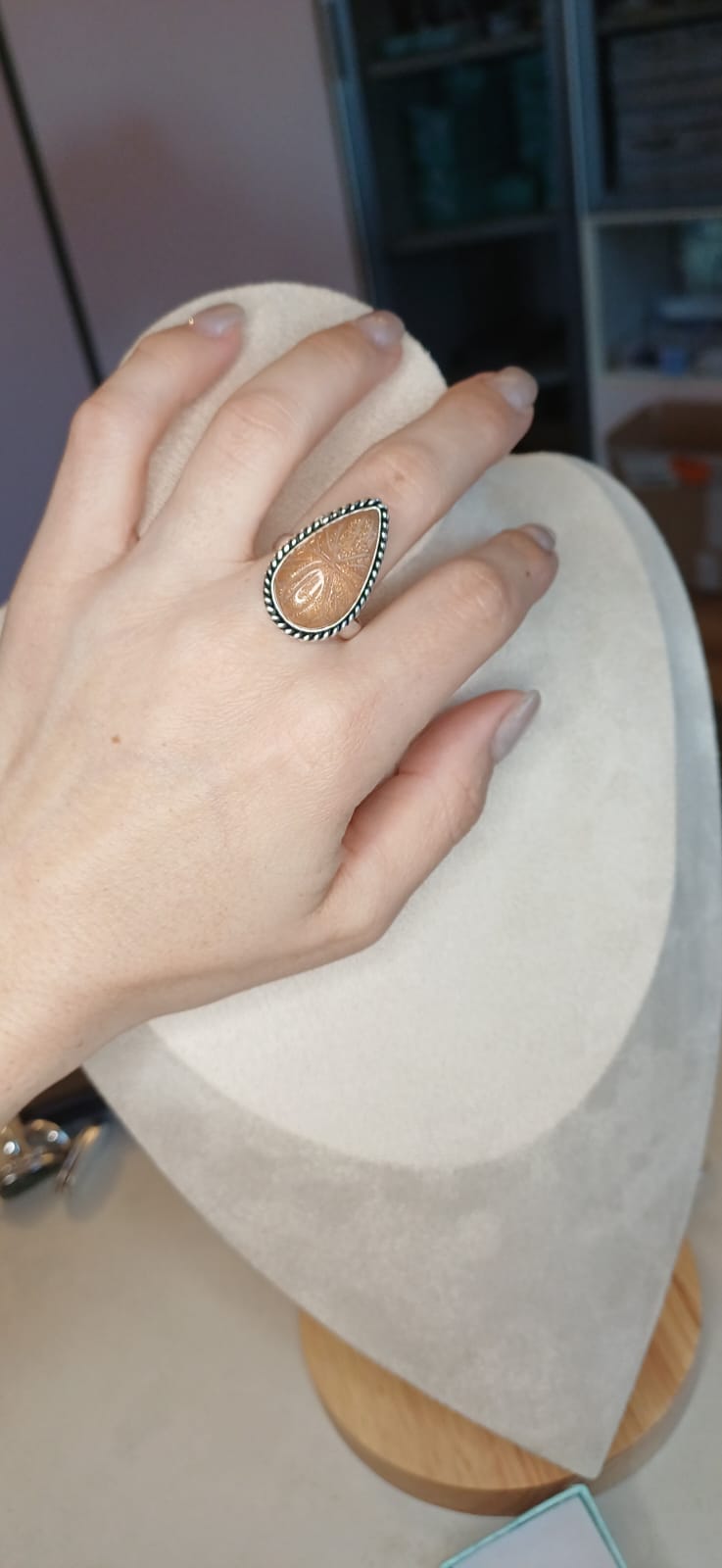 Anello Modello Vintage con Pietra di Luna Pesca – Fascino Lunare in Pietra Naturale Intagliata - immagine 2