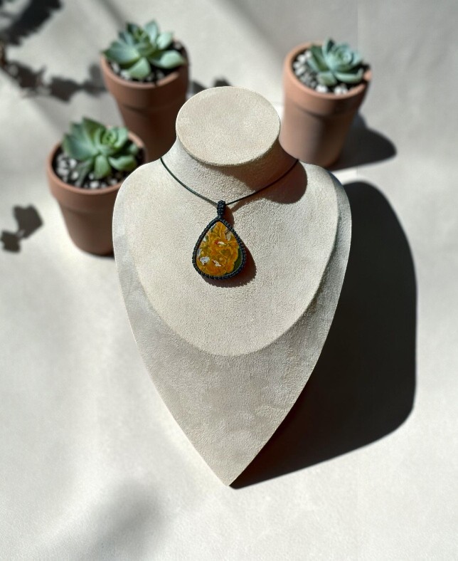 Ciondolo Artigianale in Macramè con Riolite: Equilibrio - immagine 2