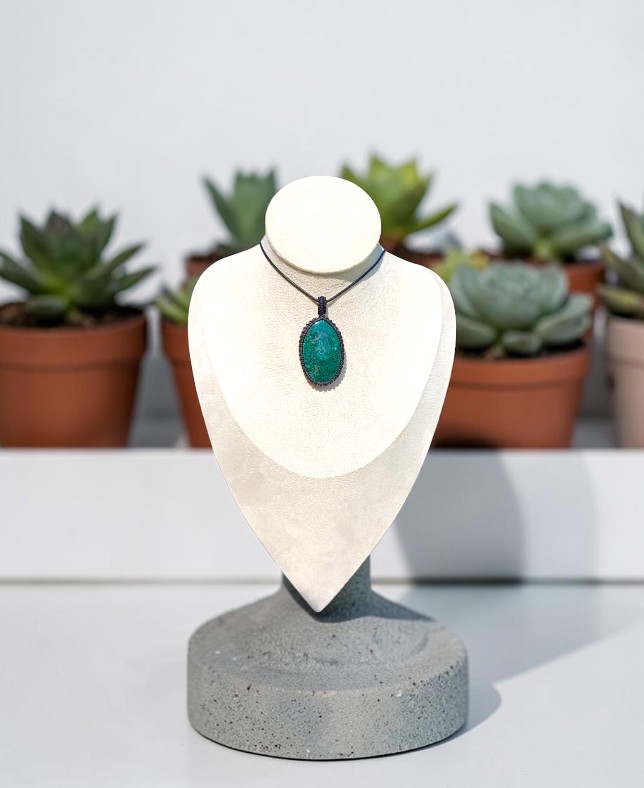 Ciondolo Artigianale in Macramè con Malacolla: Equilibrio e Armonia del Cuore - immagine 2