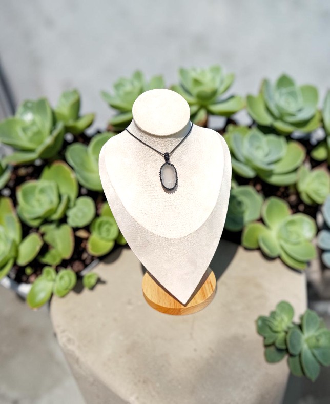 Ciondolo Artigianale in Macramè con Selenite: Chiarezza e Purificazione - immagine 2