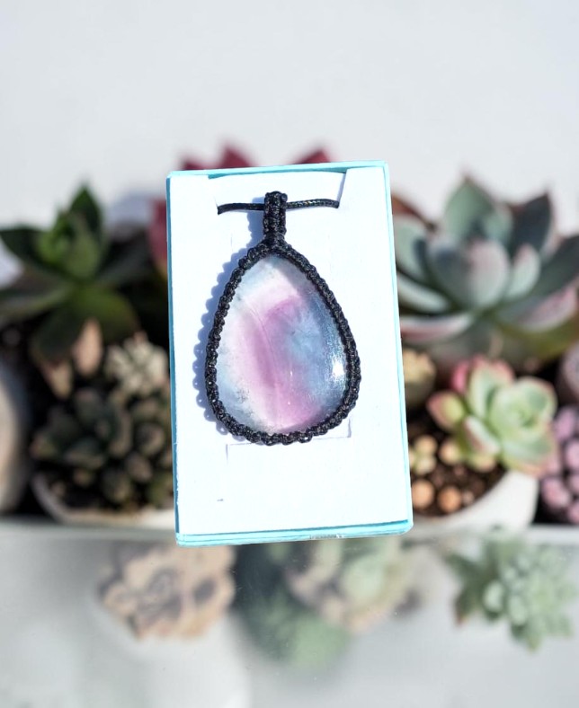 Ciondolo Artigianale in Macramè con Fluorite: Intuizione e Concentrazione