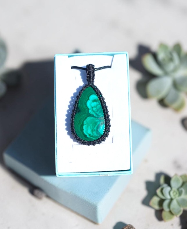 Ciondolo Artigianale in Macramè con Malachite: Trasformazione e Vitalità