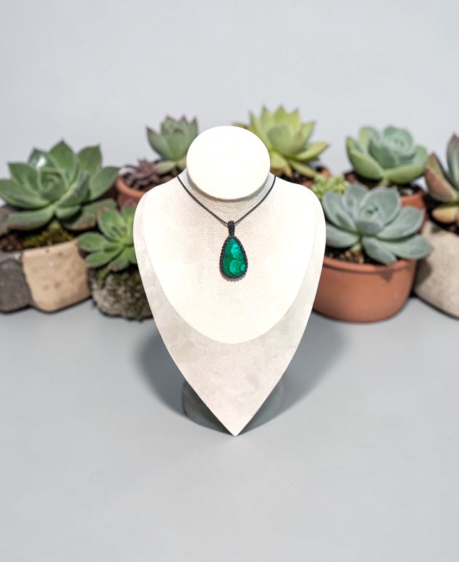 Ciondolo Artigianale in Macramè con Malachite: Trasformazione e Vitalità - immagine 2