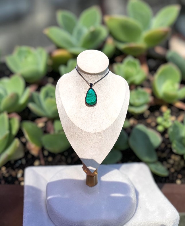 Ciondolo Artigianale in Macramè con Malachite: Trasformazione e Vitalità - immagine 2