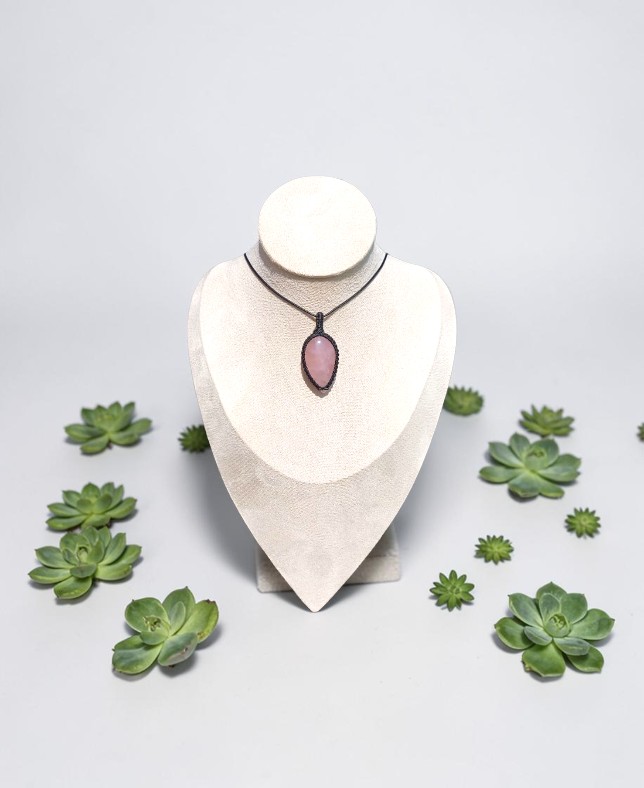 Ciondolo Artigianale in Macramè con Quarzo Rosa: Amore e Armonia - immagine 2