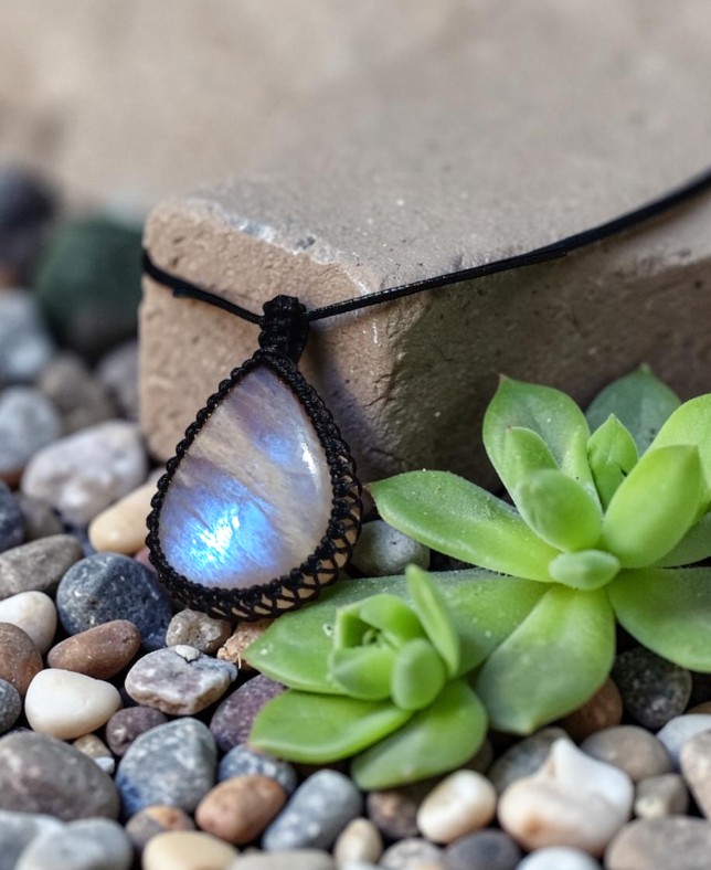 Ciondolo Artigianale in Macramè con Belomorite: Intuizione e Luce Interiore - immagine 2