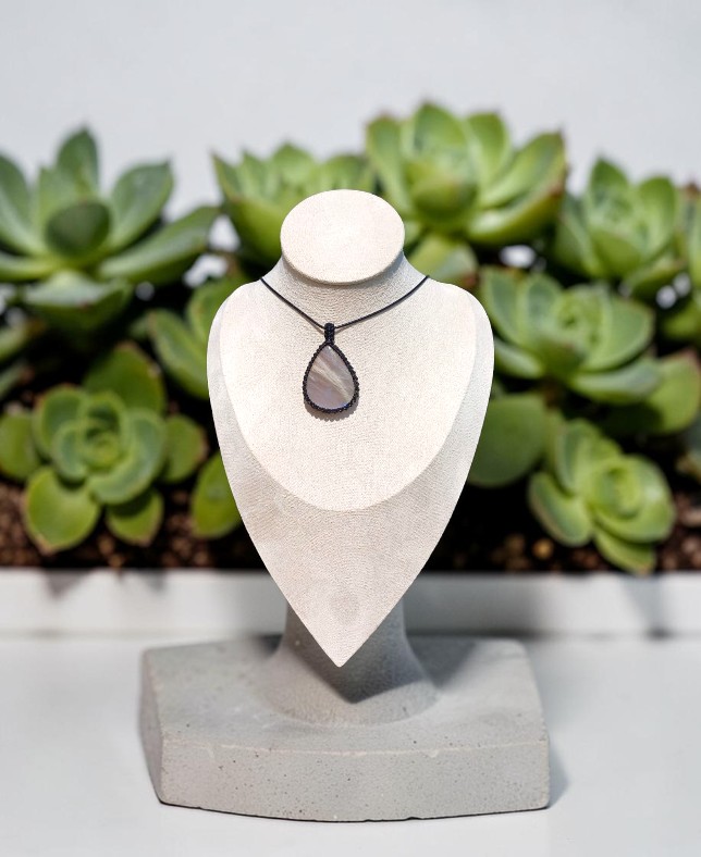 Ciondolo Artigianale in Macramè con Belomorite: Intuizione e Luce Interiore - immagine 3