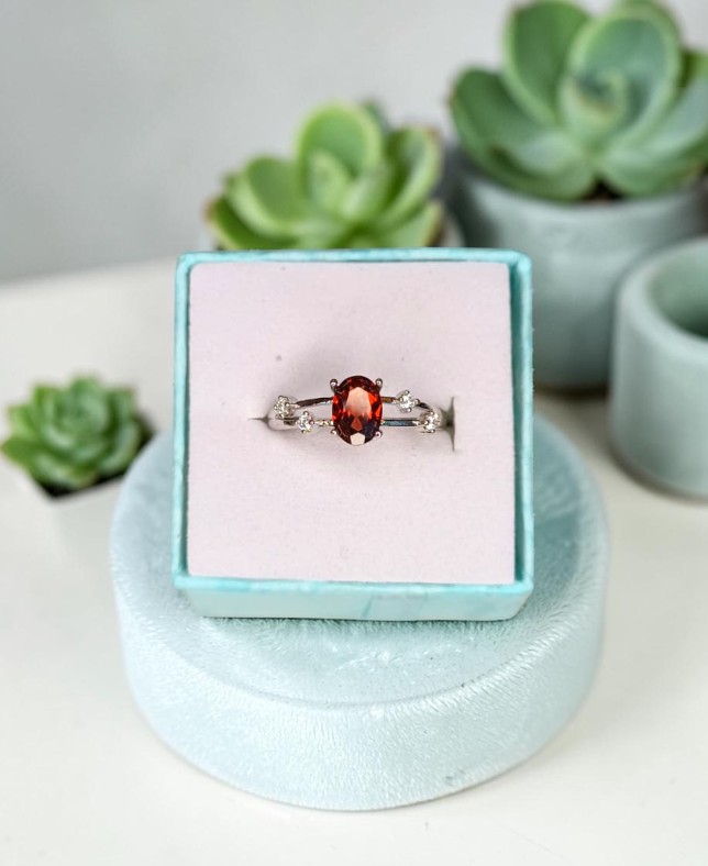 Anello Royal – Granato Naturale | Energia, Forza e Determinazione