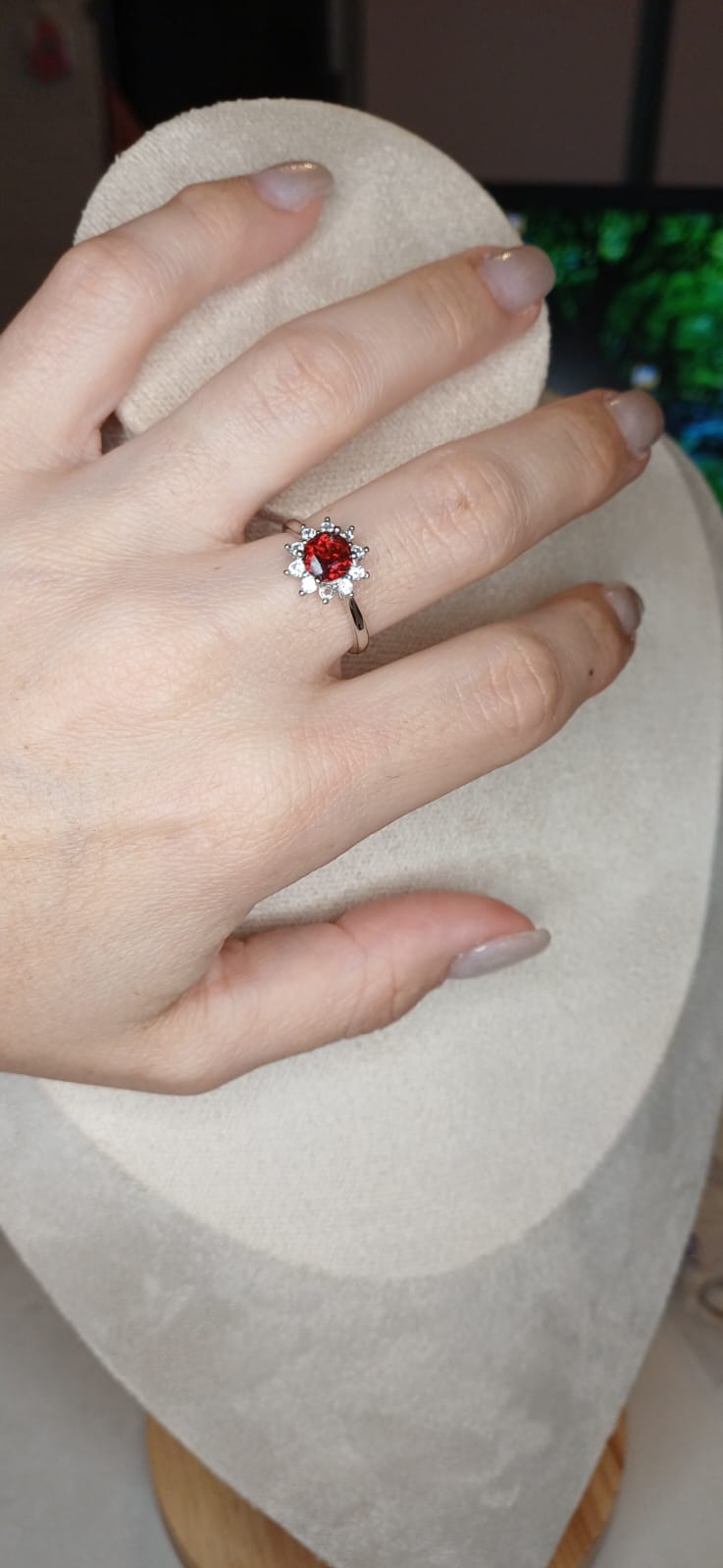 Anello Royal – Granato Naturale | Energia, Forza e Determinazione - immagine 2