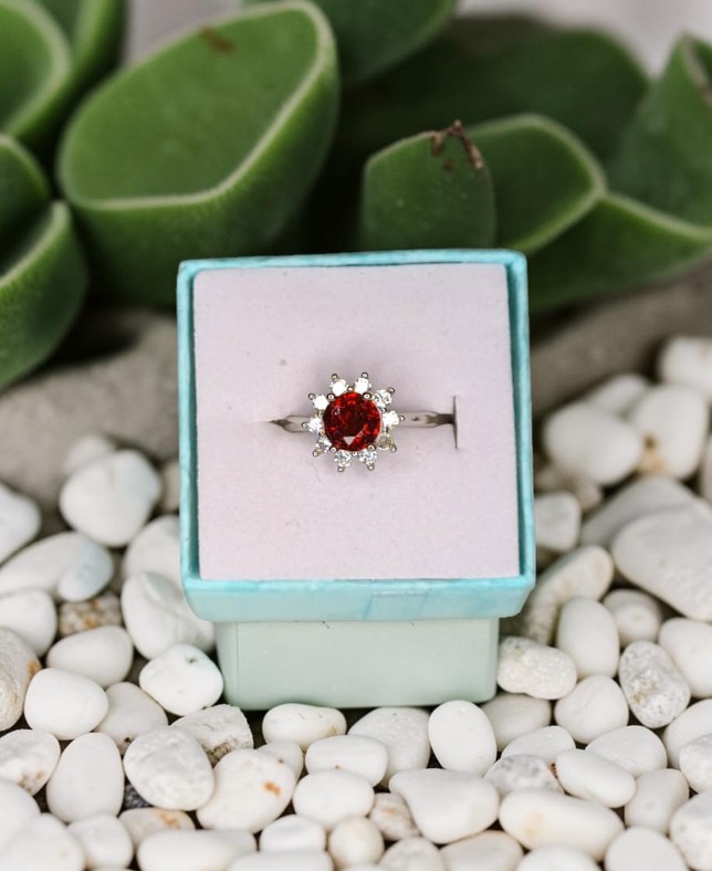 Anello Royal – Granato Naturale | Energia, Forza e Determinazione