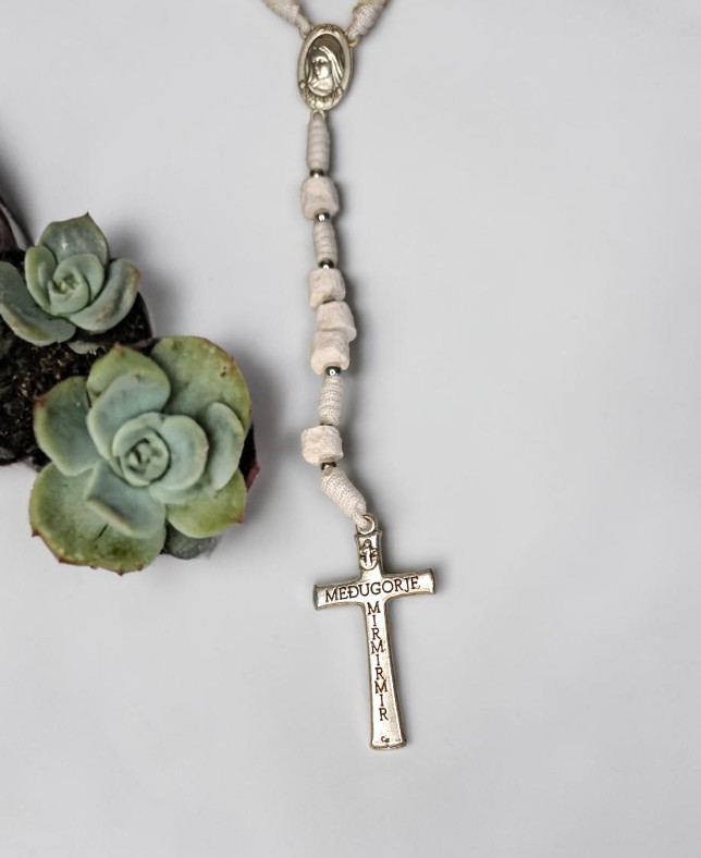 Rosario in Pietre Originali del Monte Križevac a Medjugorje – Corda Bianca Luce - immagine 2