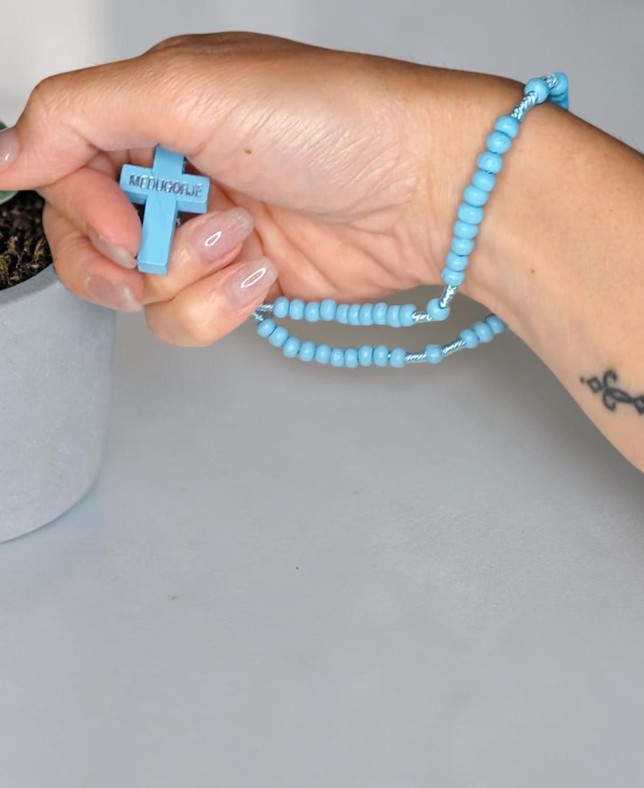 Rosario da Polso in Legno d'Olivo Azzurro – Artigianato Originale di Medjugorje - immagine 3