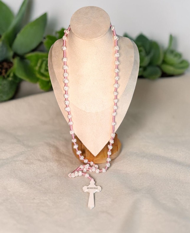 Rosario Artigianale Medjugorje in Corda Annodata – Rosa e Bianco con Croce in Legno - immagine 2