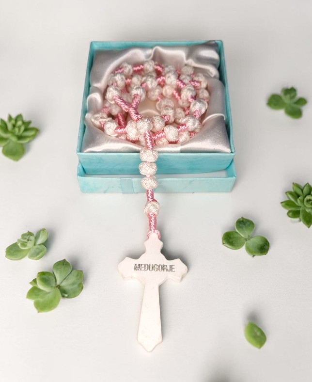 Rosario Artigianale Medjugorje in Corda Annodata – Rosa e Bianco con Croce in Legno