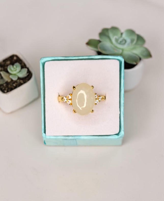 Anello "Luce Pura" – Giada Bianca con Finitura Dorata