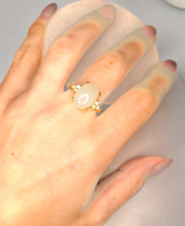 Anello "Luce Pura" – Giada Bianca con Finitura Dorata - immagine 2