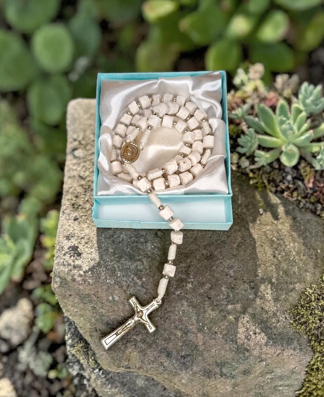 Rosario in Pietre Originali del Monte Križevac a Medjugorje – Corda Bianca Luce