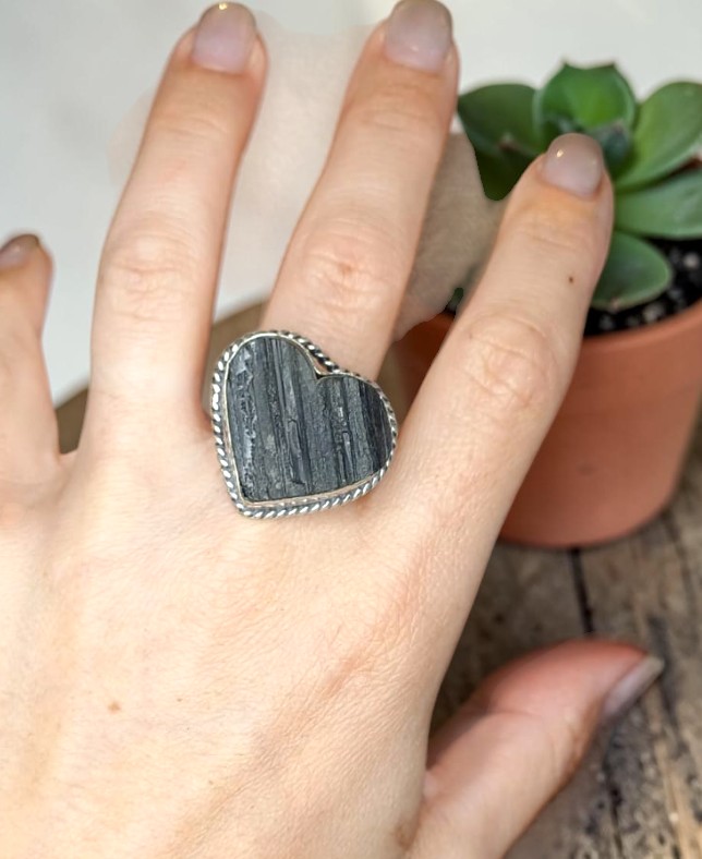 Anello Vintage "Cuore Protetto" in Tormalina Naturale ( Numero 1 ) - immagine 2